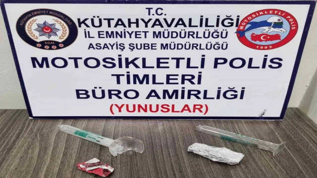 Kütahya’da bir araçta ve iki kişinin üzerinde uyuşturucu ele geçirildi