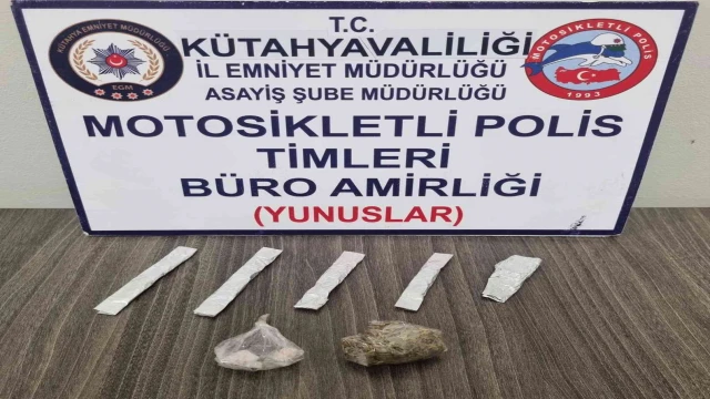 Kütahya’da uyuşturucuyla yakalanan 2 şüpheliden birinin arandığı tespit edildi