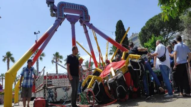 Lunaparkta oyuncak koparak düştü; baş aşağı kurtarılmayı beklediler