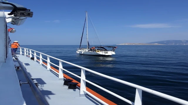 Makine arızası ile denizde sürüklenen tekne Marmara Adası Limanı’na yanaştırıldı