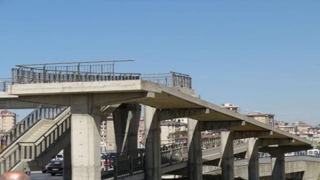 Maltepe’de üst geçitteki engelli rampasının korkulukları çalındı