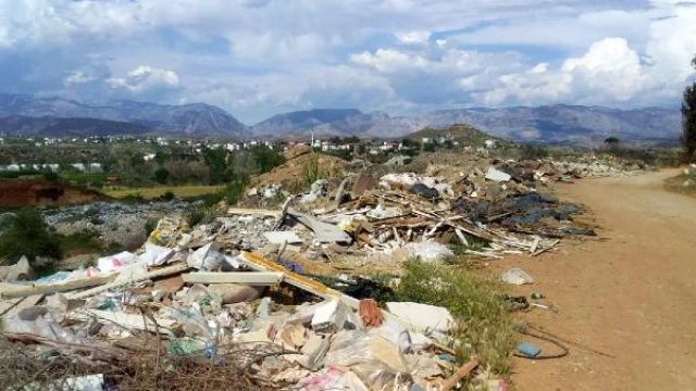 Manavgat yangınında zarar gören evlerin hafriyatı ormana döküldü