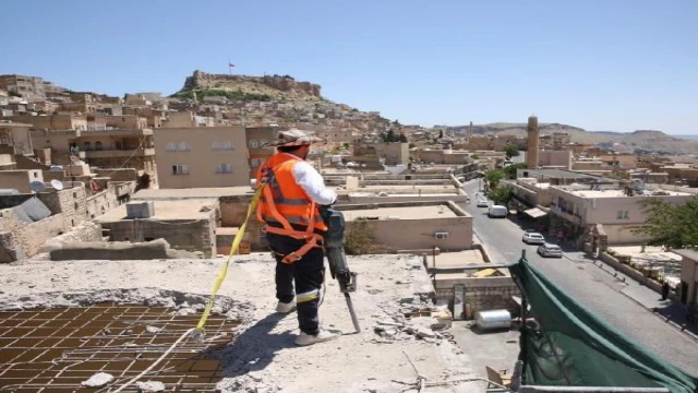 Mardin’de tarihi dokuyu bozan bir bina daha yıkılıyor