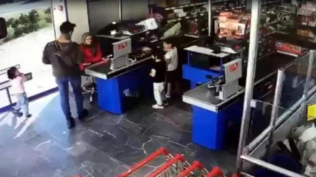 Markette silahlı soygun kamerada