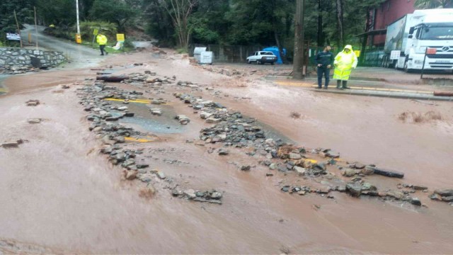 Marmaris’te sağanak yağış aralıklarla devam ediyor