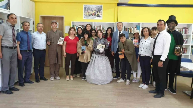 Masal kahramanlarını canlandıran öğrenciler, miniklere kitap sevgisini aşıladı