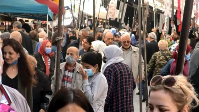 Maske zorunluluğu kalktı; Avcılar’daki pazarda bazıları takmaya devam etti