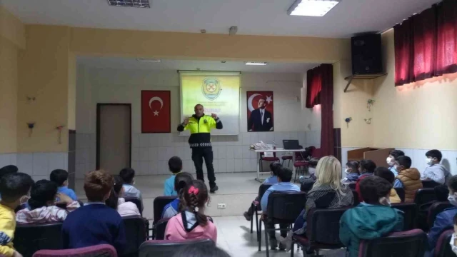 Mersin polisinden öğrencilere trafik eğitimi