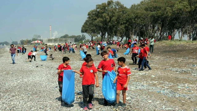 Mersin’de 300 öğrenci deniz kaplumbağaları için sahili temizledi