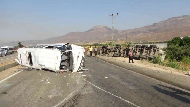 Mersin’de öğrenci servisi ile tır çarpıştı: 2’si ağır 11 yaralı