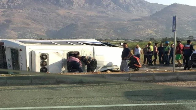 Mersin’de okul servisi ile TIR çarpıştı: 9’u öğrenci 11 yaralı