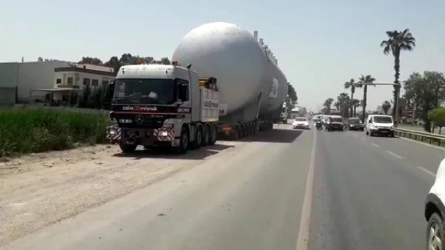 Mersin’e gemiyle getirilen 30 metrelik reaktör kazanı, kara yolu ile Adana’ya taşınıyor 