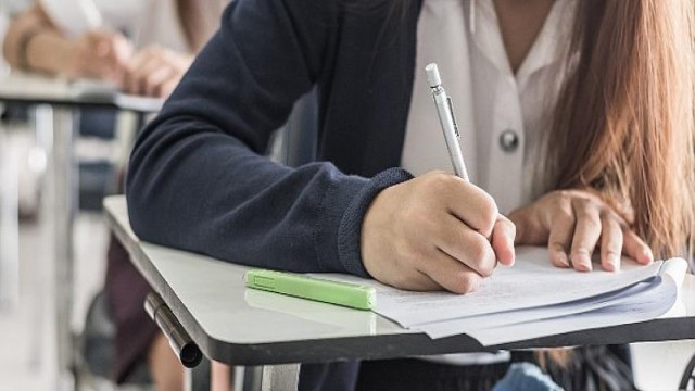 “Meslek arayışı kimlik arayışının önüne geçmesin”