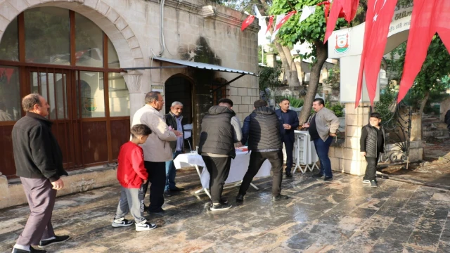 Mezarlık ziyaretine gidenlere lokum ikram edildi