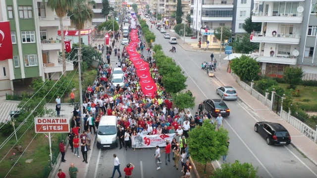 Mezitli’de meşaleli bayrak yürüyüşünde bayram coşkusu