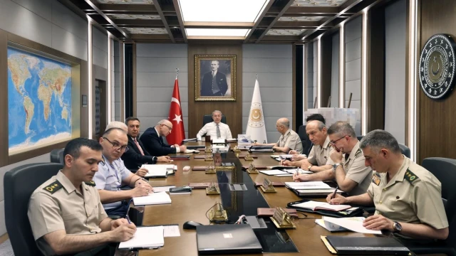 Milli Savunma Bakanı Hulusi Akar başkanlığında video telekonferans toplantısı düzenlendi