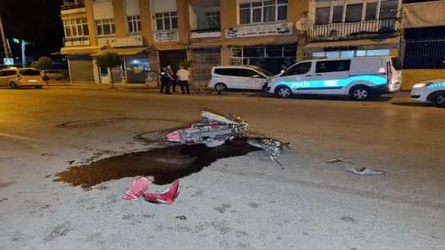 Motosiklete çarpan hafif ticari araç iş yerinin kepengini yıktı: 1 yaralı