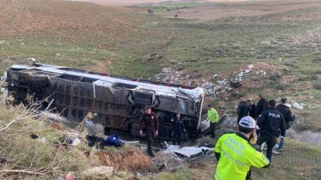 Niğde’de üniversite öğrencilerini taşıyan otobüs devrildi; 2 ölü, 42 yaralı(2)