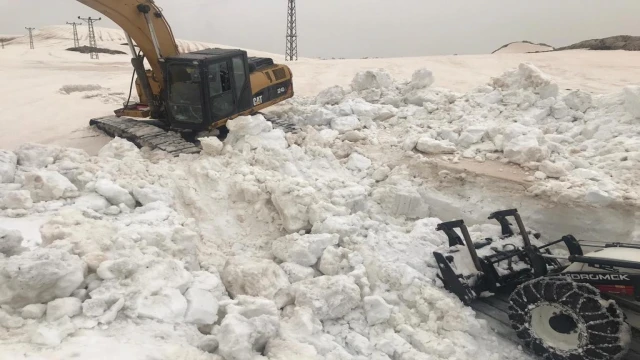 Nisan sonu Şırnak’ta 10 metreyi bulan karda yol açma çalışmaları devam ediyor