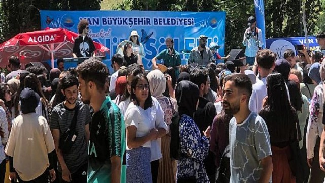 Öğrenciler Muradiye Şelalesi gezisinde doyasıya eğlendi