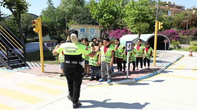 Öğrenciler Trafik Eğitim Parkında kuralları öğreniyor