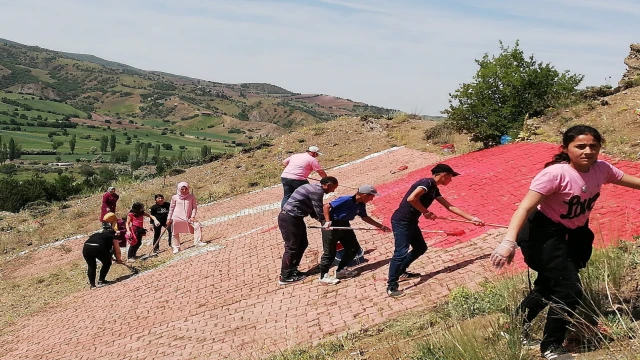 Öğrenciler Türk bayrağını boyadılar