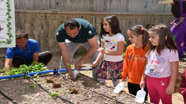 Okul bostanı projesiyle öğrenciler toprakla buluşuyor