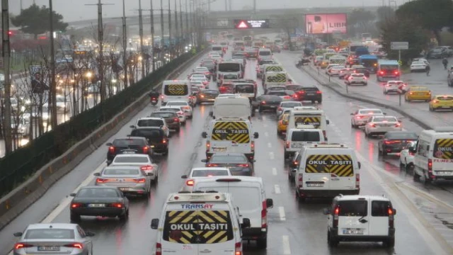 Okullar açıldı, trafik yoğunluğu arttı 