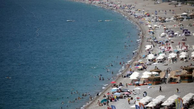 Okullar kapandı, gençler Antalya sahillerini doldurdu