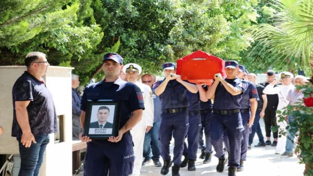 Öldürülen uzman çavuş, gözyaşlarıyla toprağa verildi