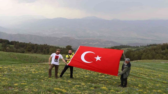 Oltu doğa severler Kırdağ’da Türk Bayrağı açtılar