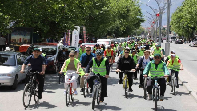 Onlarca bisikletçi bağımlılığa karşı pedal çevirdi