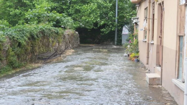 Ordu’da ana şebeke su borusu patladı; evi su bastı, yollar göle döndü