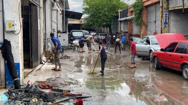 Osmaniye’de sağanağın vurduğu sanayi sitesi temizleniyor