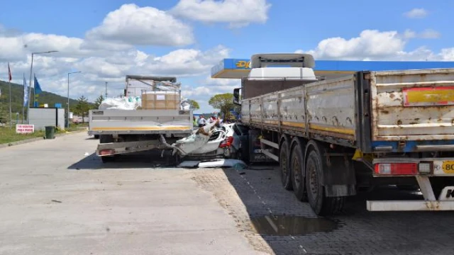 Otomobil, dinlenme tesisinde TIR’lara çarptı: 3 ölü, 1  yaralı