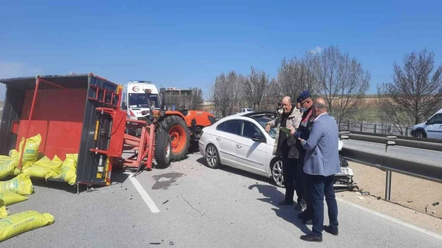 Otomobil traktöre çarptı: 2 yaralı