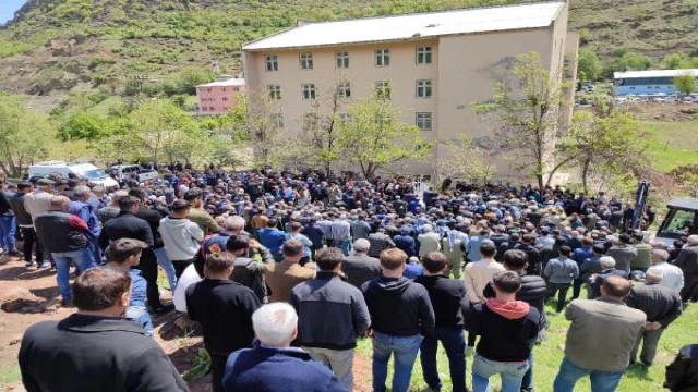 Otomobille minibüs çarpıştı; 1’i polis 2 kişi öldü, 5 kişi yaralandı (2)