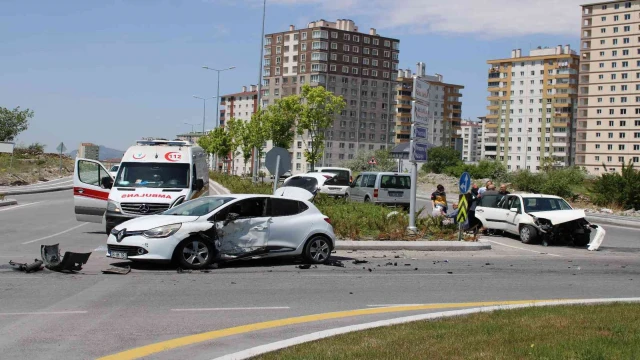 Otomobiller çarpıştı: 4 yaralı