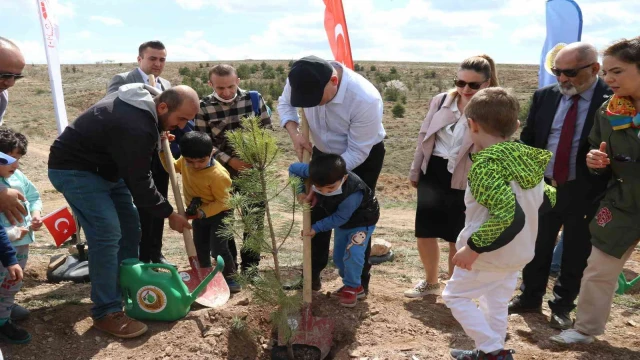 Özel çocuklar 23 Nisan’ı kendi adlarına diktikleri fidanlarla kutladı