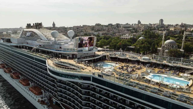 (Özel) İstanbul manzaralı dev gemide sinema keyfi