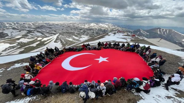 Palandöken’in karlı zirvesinde 19 Mayıs coşkusu