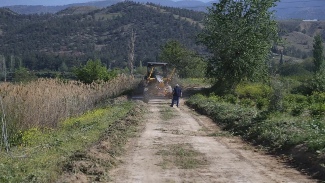 Pamukkale’de çiftçilere yol desteği