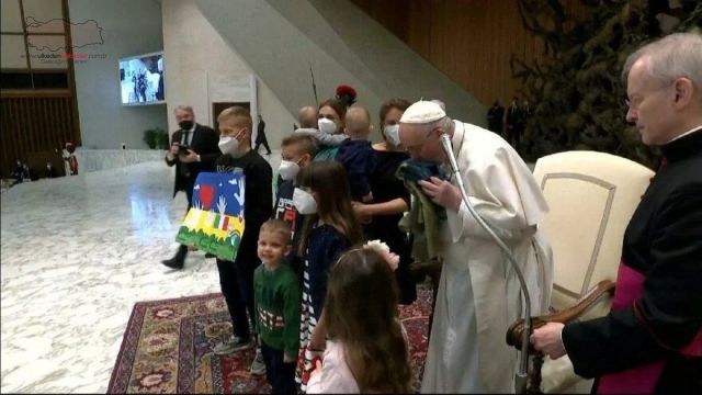 Papa Francis’ten Bucha açıklaması: Ukrayna bayrağını öptü