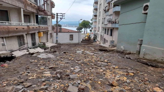 Patlayan ana su borusu taşkınına yol açtı