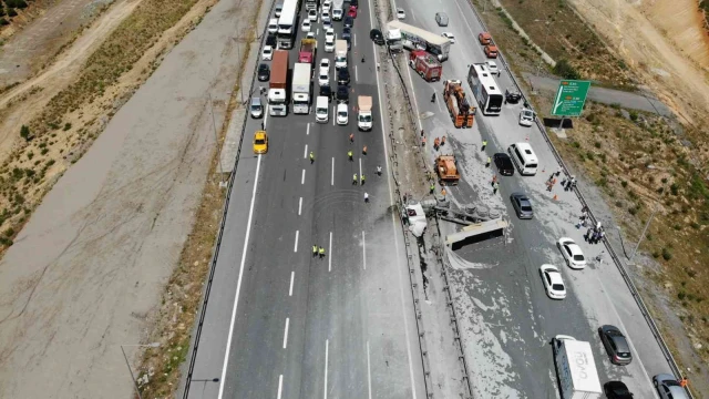 Pendik’te çimento yüklü kamyonla tır çarpıştı: 3 ağır yaralı