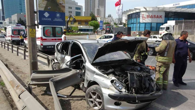 Pendik’te makas atan sürücü demir bariyerlere girdi: 2 yaralı