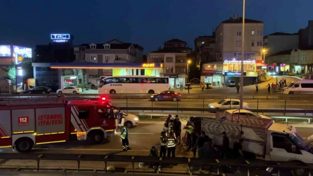 Pendik’te yakıtı bittiği için emniyet şeridinde duran kamyonete otomobil çarptı: 4 yaralı