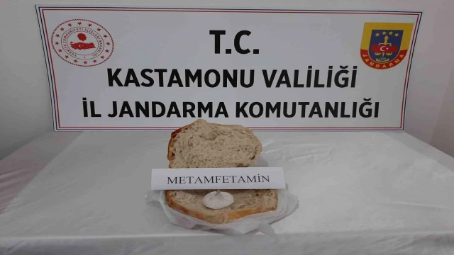 Pişkinlikte sınır tanımıyor: Önce iç çamaşırına sakladığı, şimdi de ekmek arasına sakladığı uyuşturucuyla yakalandı