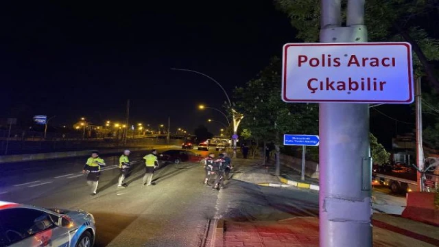 ’Polis aracı çıkabilir’ tabelasının altında otomobil ile motosikletli polis kaza yaptı: 1 polis yaralı 