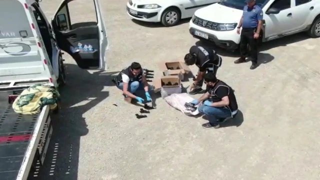 Polis denetim yaptığı dron ile silah kaçakçısını yakaladı